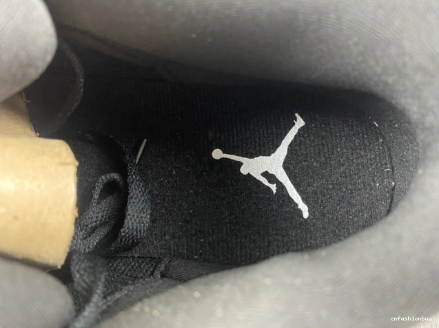 Jordan (2016) Retro Monday 136064-020 Cyber 3 1125